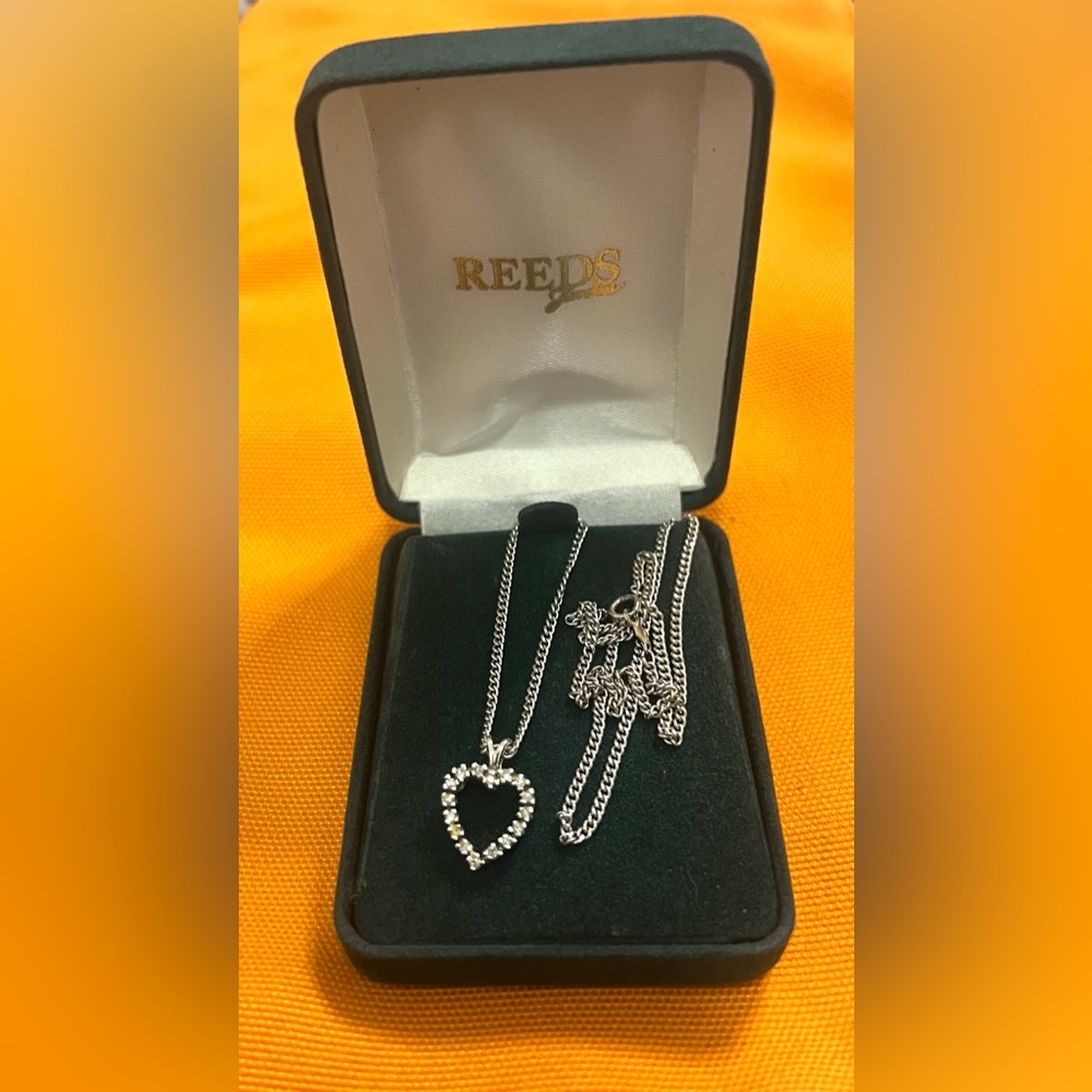 REEDS 14K White Gold Diamond Heart Pendant w/Necklace 18” In Original Box 6.22 g
